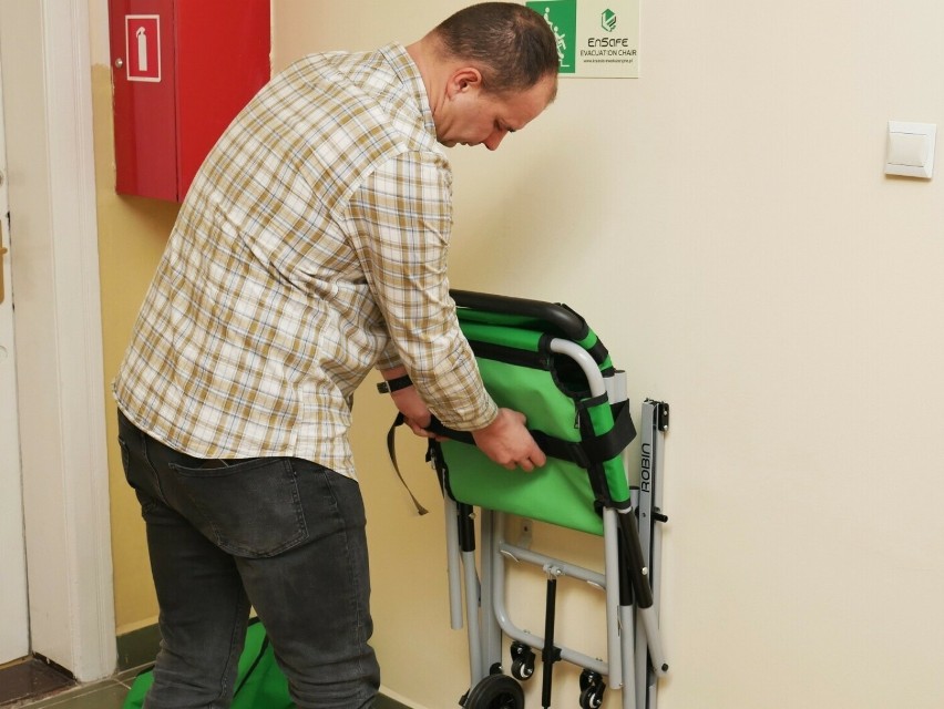 Dwa krzesła ewakuacyjne w starostwie mają pomóc osobom niepełnosprawnym w pokonaniu schodów [WIDEO]