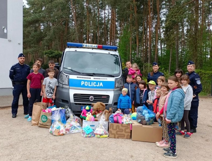 Kartuscy policjanci, wraz z uczniami trzech szkół, przeprowadzili zbiórkę dla dzieci z Ukrainy