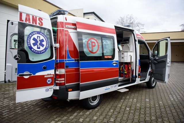 Mercedes, który posiada niespełna 200-konny silnik z napędem na cztery koła, ma trafić do Gromnika, gdzie zastąpi kilkuletnią już mocno wyeksploatowaną sanitarkę.