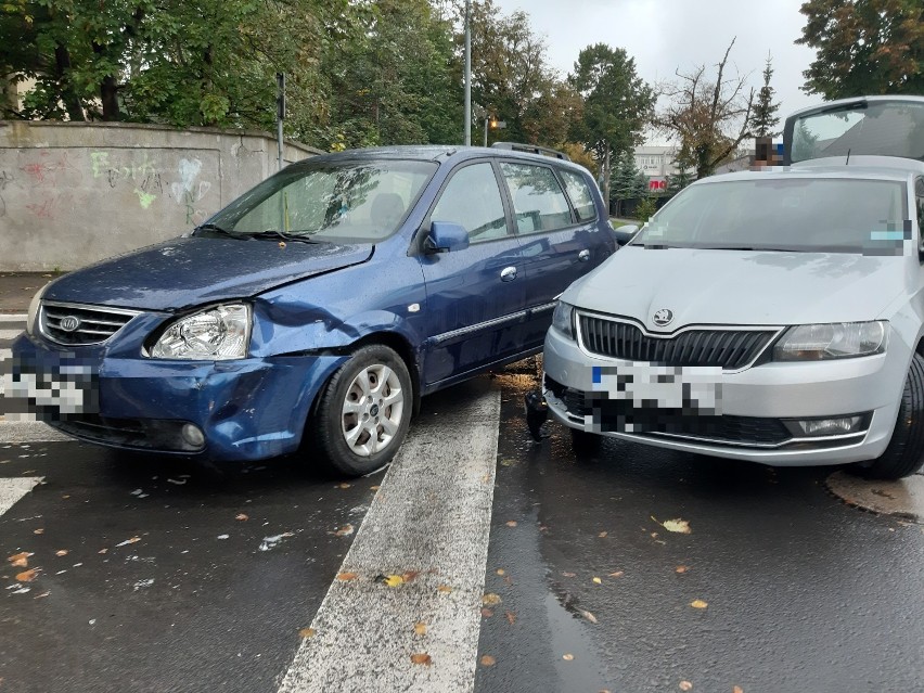 Zderzenie samochodów w Szczecinku. Potrzebna pomoc medyczna [zdjęcia]