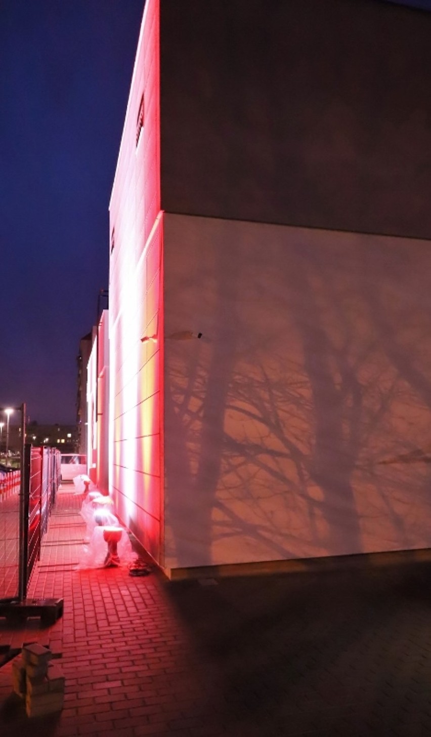 Dzień Flagi 2021 w Redzie. Podświetlono budynki Urzędu Miasta i Fabryki Kultury| ZDJĘCIA