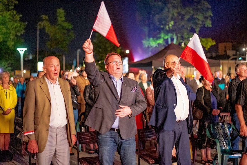 Wzruszający koncert "Niech żyje Polska!" w Kielcach. Zabrzmiały patriotyczne pieśni [WIDEO, ZDJĘCIA]