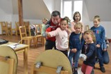 Szermierze wśród książek, czyli Noc Bibliotek w Niesłabinie [zdjęcia]