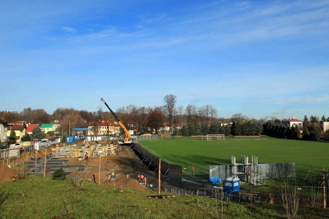 Budowa trybun na stadionie w Ropczycach