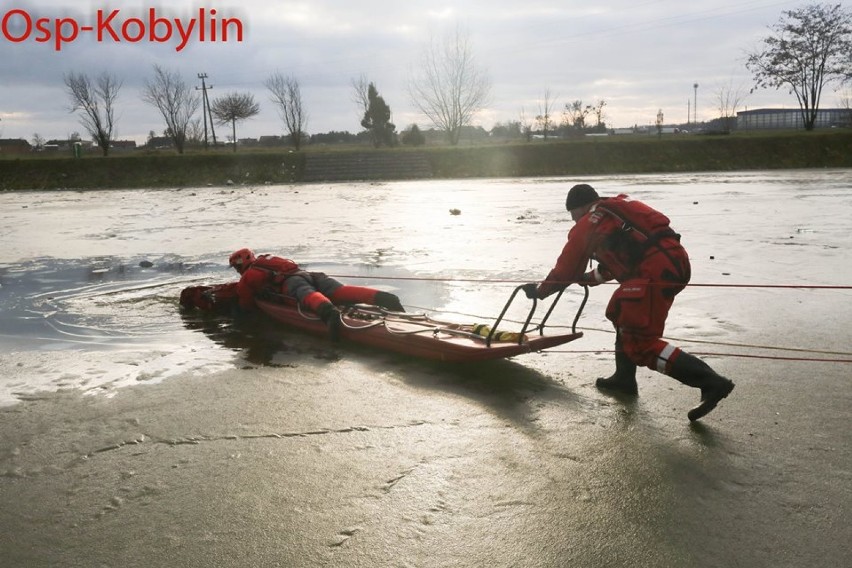 KOBYLIN: Ćwiczenia z zakresu ratownictwa lodowo-wodnego [FOTOGALERIA]