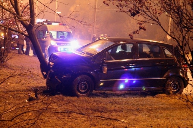 Po przejechaniu około 250-300 metrów mercedes klasy B wypadł z torowiska i uderzył w drzewo. Okazało się, że kobieta miała w wydychanym powietrzu 2,5 promila.

Pijanej kobiecie nic się nie stało. O wielkim szczęściu mogą mówić inni kierowcy. Z torowiska, spod kół mercedesa, wylatywały kamienie wielkości pięści. Jeden z nich rozbił szybę w przejeżdżającym samochodzie. Kamień wpadł do auta tuż obok siedzącego w foteliku dziecka.

Więcej zdjęć i wideo: Pijana na torach. W mercedesie! [ZDJĘCIA+FILM]