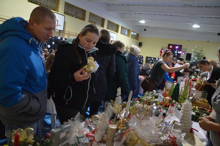 Koczała. Podczas II Jarmarku Zimowego zbierali pieniądze dla uczniów  (FOTO+VIDEO)