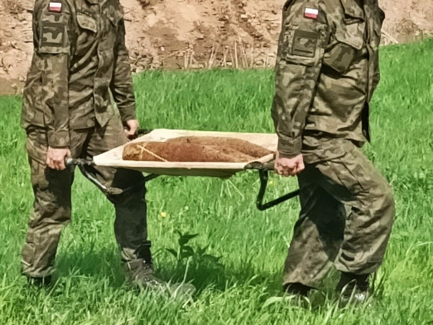 Powiat elbląski. Policjanci zabezpieczali miejsce znalezienia niewybuchu 