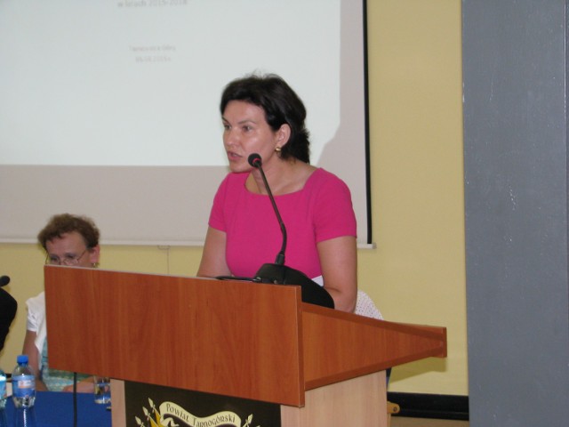 Izabela Paprotna podczas spotkania z załogą szpitala, władzami powiatu i dziennikarzami