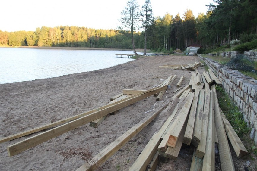 Jastrowie. Postępy prac przy budowie pomostów