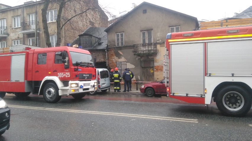 Wali się zabytkowa kamienica na Pradze Północ [ZDJĘCIA]