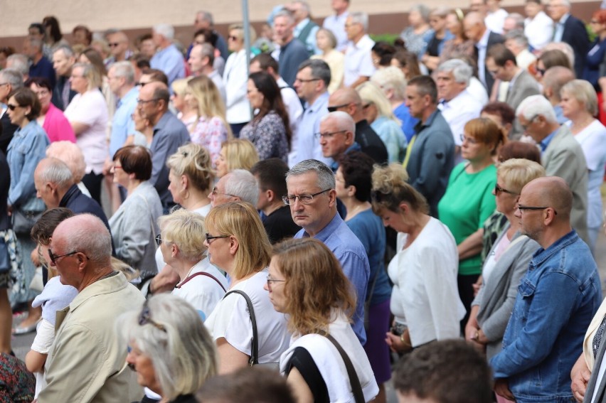 Boże Ciało 2023. Mnóstwo wiernych uczestniczyło w procesji eucharystycznej w parafii świętego Józefa Robotnika w Kielcach. Zobacz zdjęcia