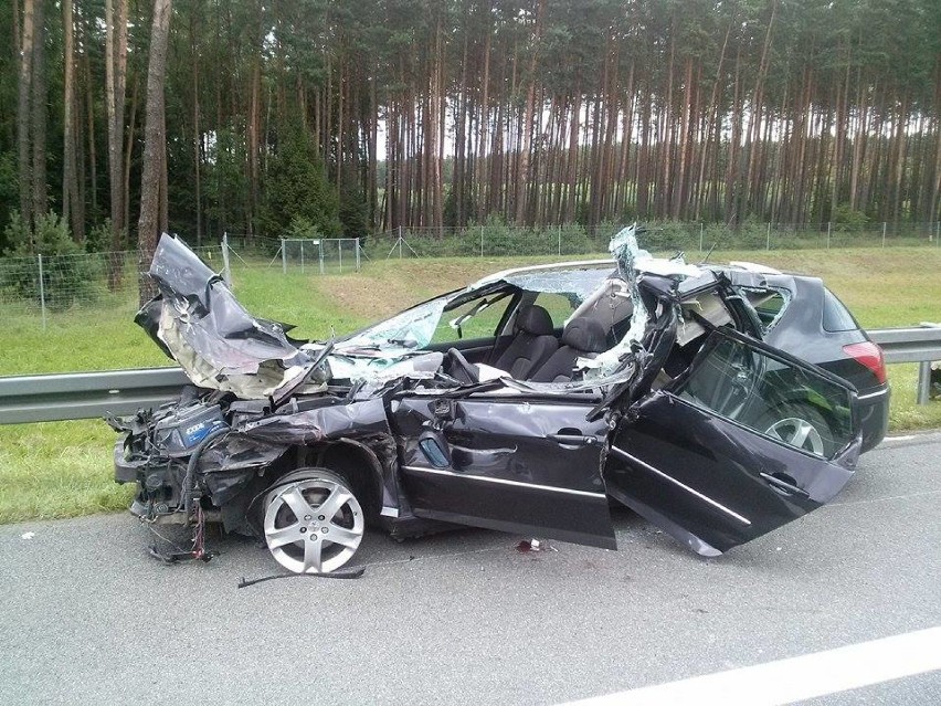 Osobowy peugeot wbił się w naczepę TIR-a