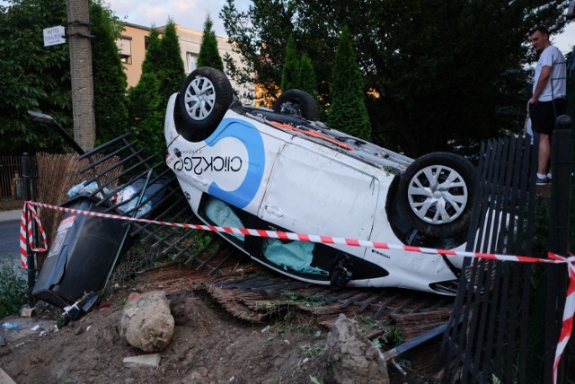 Do groźnie wyglądającego wypadku doszło w poniedziałek na skrzyżowaniu ul. Szamotulskiej i Brzask. Dachował tam hybrydowy samochód na minuty.