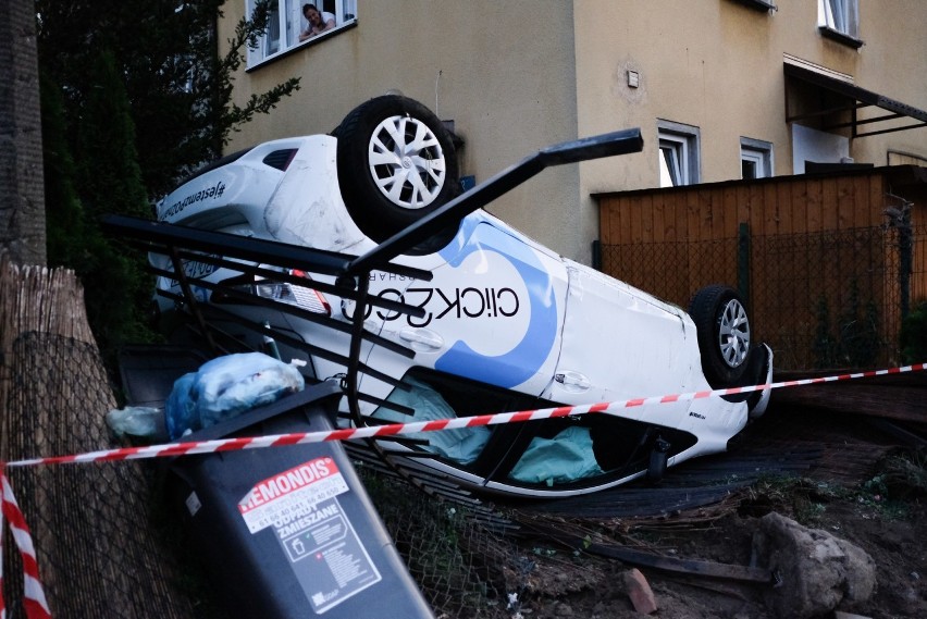 Poznań: Groźny wypadek na Szamotulskiej. Dachowało auto na minuty [ZDJĘCIA]