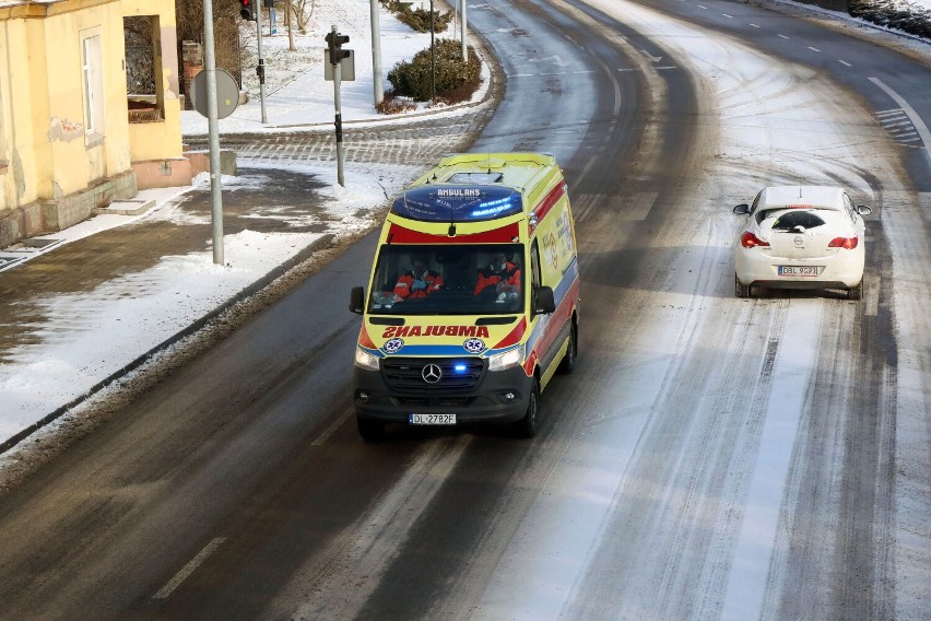 Śmiertelna ofiara gołoledzi w Warszawie. Nie żyje 38-latek. Mężczyzna przewrócił się na chodniku i zmarł