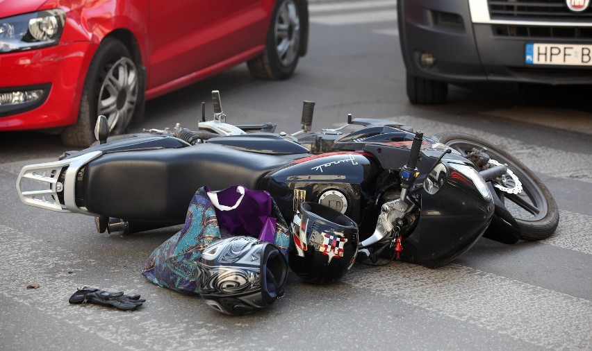 Wypadek na Rewolucji w Łodzi. Motocykl zderzył się z samochodem [ZDJĘCIA]