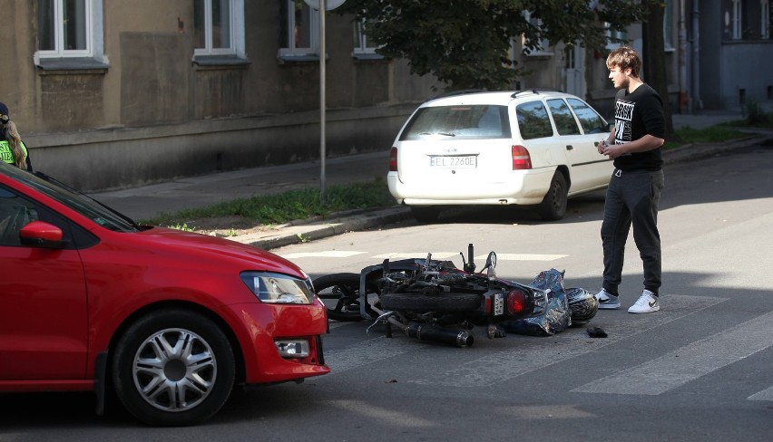 Wypadek na Rewolucji w Łodzi. Motocykl zderzył się z samochodem [ZDJĘCIA]