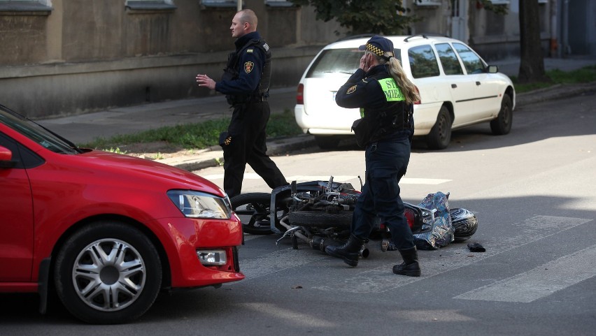 Wypadek na Rewolucji w Łodzi. Motocykl zderzył się z samochodem [ZDJĘCIA]