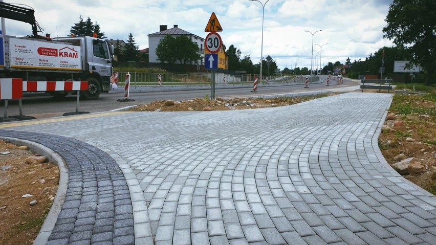 Pracownicy Zarządu Dróg i Zieleni w Suwałkach pomagają zakończyć prace przy budowie ulicy 100-lecia Niepodległości  