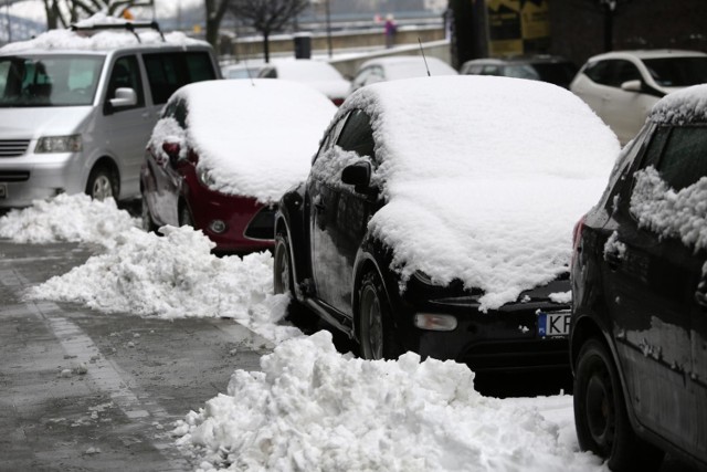 Zgodnie z przepisami kodeksu drogowego, auto musi być przygotowane do jazdy tak, aby nie zagrażało innym użytkownikom dróg oraz nie ograniczało widoczności kierującemu. Jak się okazuje, to prawo najczęściej łamane jest zimą, bo kierowcy nie do końca wiedzą, jak prawidłowo oczyścić auto ze śniegu i lodu. Spadający puch z dachu samochodu może ograniczyć widoczność kierowcy, który jedzie za nami. Za naruszenie przepisu grozi mandat w wysokości od 20 do 500 zł. Śnieg nie może zalegać również na przedniej masce, czy pokrywie bagażnika.