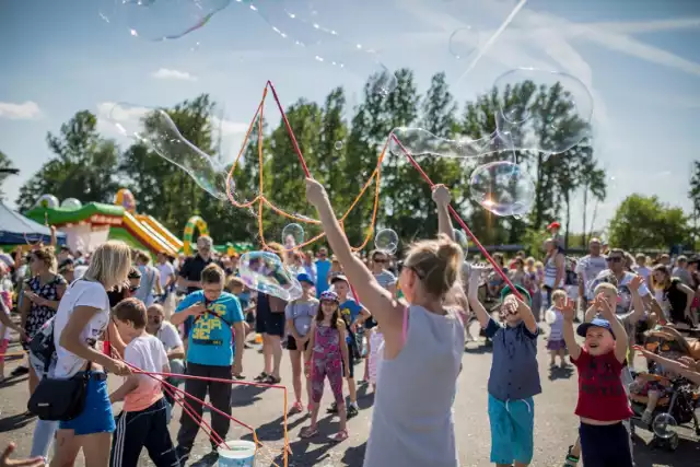 Tysiące baniek w powietrzu, pokazy, strefy dla dzieci, młodzieży i rodziców, doskonała zabawa dla wszystkich, bez wyjątków.

W programie:
Duuużo darmowego płynu, zamykanie w bańce, dymiące bańki,
ogromne bańki, multibańki 
konkursy z nagrodami i inne atrakcje.

Gdzie i kiedy?
18 sierpnia, start 15:00, Zalew Siedlecki - Polana przy Stanicy