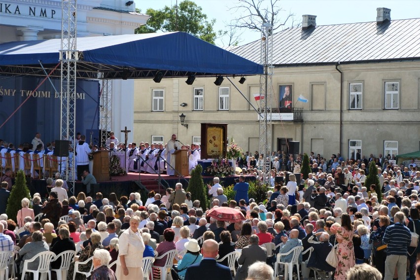 Z różami i wieńcami wierni przyszli do chełmskiej bazyliki na doroczny odpust. Zobacz zdjęcia