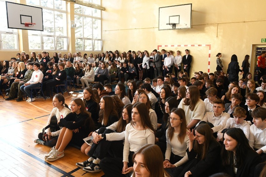 IV Liceum Ogólnokształcące w Kielcach uczciło pamięć Żołnierzy Wyklętych. Przed uczniami zaśpiewali nauczyciele. Zobacz film i zdjęcia