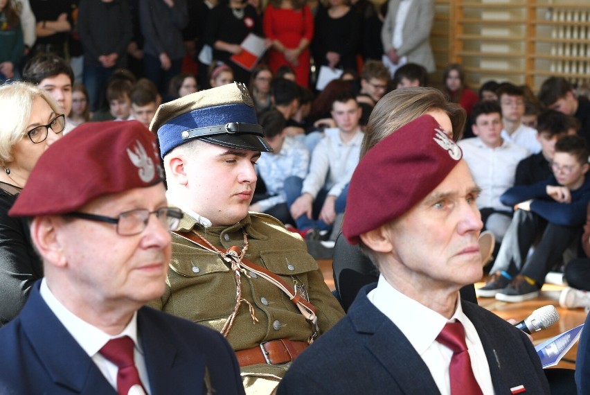 IV Liceum Ogólnokształcące w Kielcach uczciło pamięć Żołnierzy Wyklętych. Przed uczniami zaśpiewali nauczyciele. Zobacz film i zdjęcia