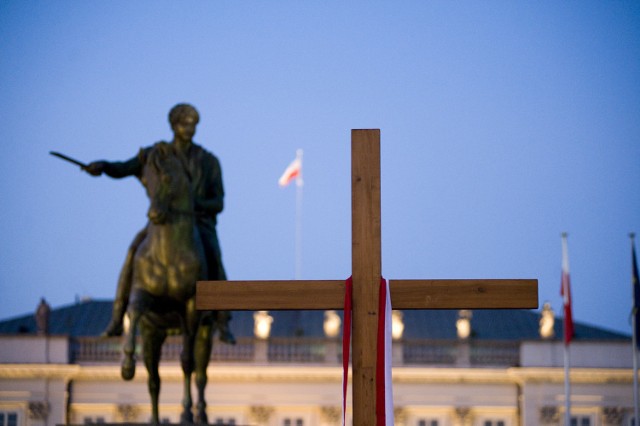 Krzyż na Krakowskim Przedmieściu przez długi czas był przedmiotem sporu