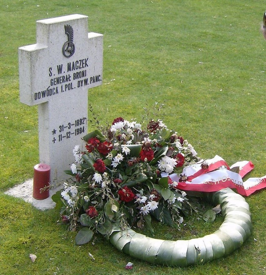 Grób Generała Maczka na cmentarzu żołnierzy polskich w...