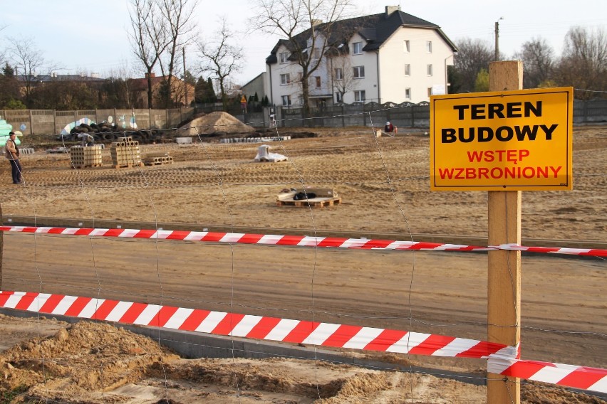 Trwa budowa boiska przy Szkole Podstawowej nr 13 w Tomaszowie Maz. [ZDJĘCIA]