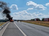 Pożar samochodu na drodze niedaleko Wąsosza pod Szubinem. Interweniowała straż pożarna [zdjęcia]