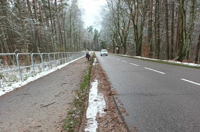 Jest barierka od strony lasy, od drogi rowerzystów nic nie dzieli