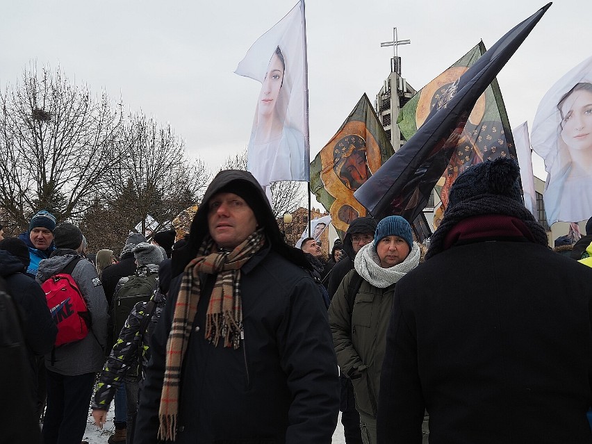 Wojownicy Maryi z Sieradza odmawiali różaniec z kilkoma...