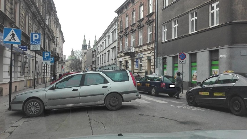 Kraków opanowany przez "mistrzów parkowania" [NOWE ZDJĘCIA]