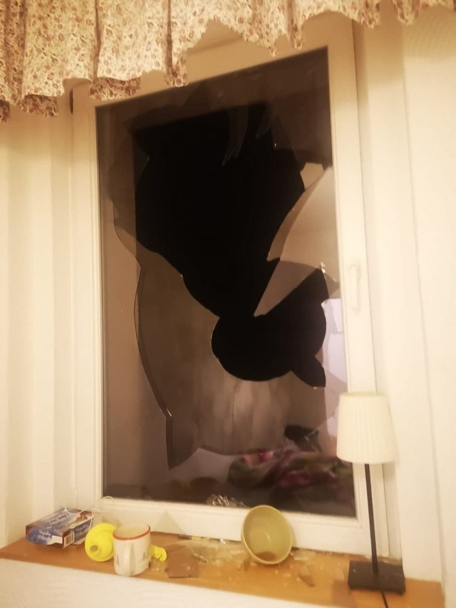 Wybili okno w domu radnej. Odłamki szkła raniły jej syna