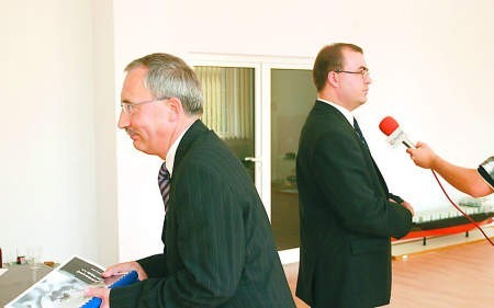 Obietnicę rozdzielenia stoczni złożyło w ubiegłorocznej kampanii wyborczej PiS, którego i Kazimierz Smoliński (z lewej) i Andrzej Jaworski są członkami.
Fot. Grzegorz Mehring