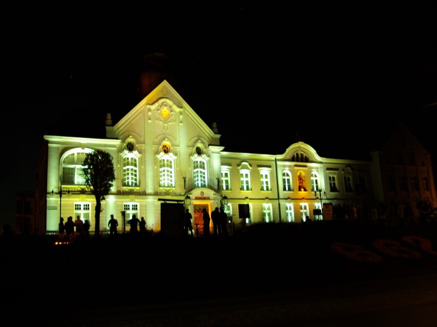 Człuchów. Pokaz iluminacji ratusza, poczty i wieży ciśnień