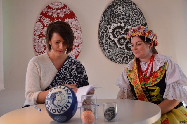 Sandra Murzicz z "Opolskich Dziouch" i Agnieszka Okos ze stowarzyszenia twórców ludowych podpisały uroczyście wniosek o wpisanie kroszonki na listę.