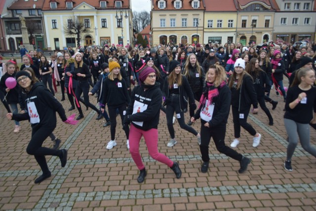 Wspólny taniec na rynku podczas One Billion Rising Żory

Zobacz kolejne zdjęcia/plansze. Przesuwaj zdjęcia w prawo - naciśnij strzałkę lub przycisk NASTĘPNE