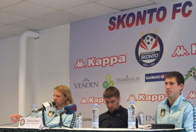 Od lewej siedzą: Juris Laizans (zawodnik), Marians Pahars (trener)