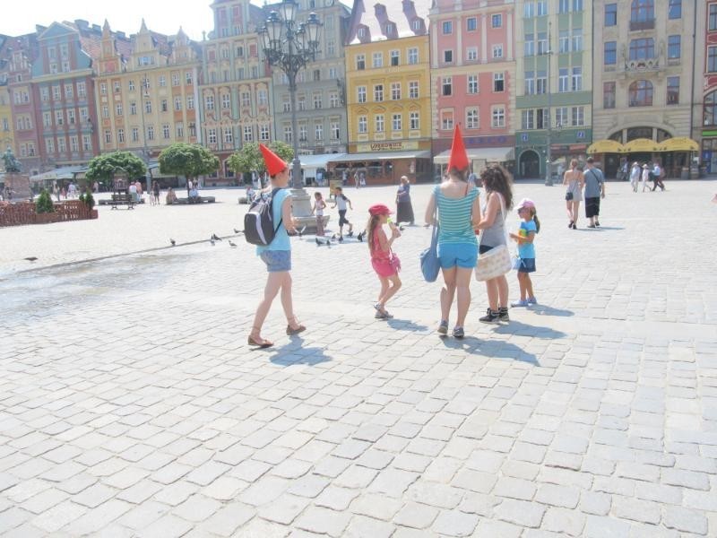 Cały Wrocław czyta? Młodzi wrocławianie na pewno - zachęcali do czytania na Rynku (ZDJĘCIA)