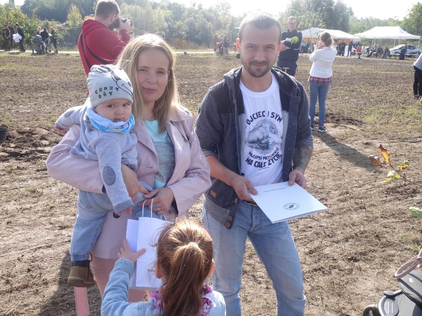 Akcja sadzenia drzew „Jedno dziecko, jedno drzewo” w Kaliszu ZDJĘCIA