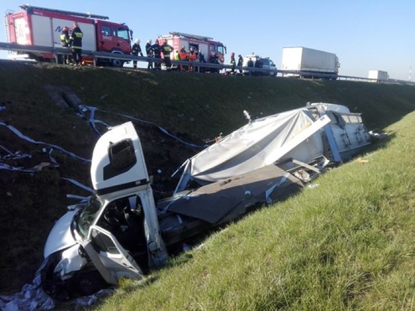 Wypadek na S8 w Lubochni koło Tomaszowa. TIR i bus w rowie, dwie osoby ranne [ZDJĘCIA]