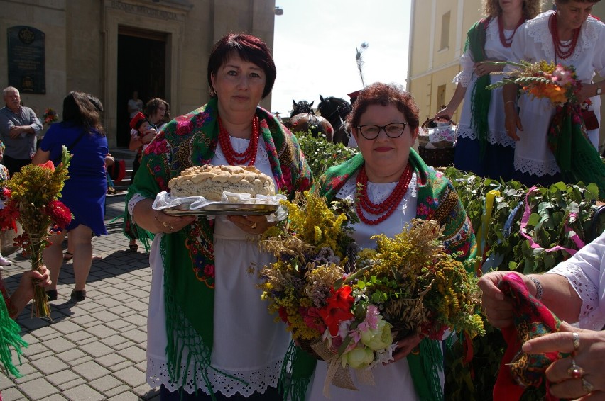 Z dożynkowym wieńcem przyjechały panie z Koła Gospodyń...