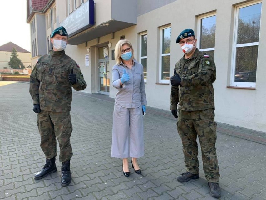 Żołnierze 102 batalionu ochrony w Bielkowie z przyłbicami dla szpitali w Świnoujściu i Kamieniu Pom.