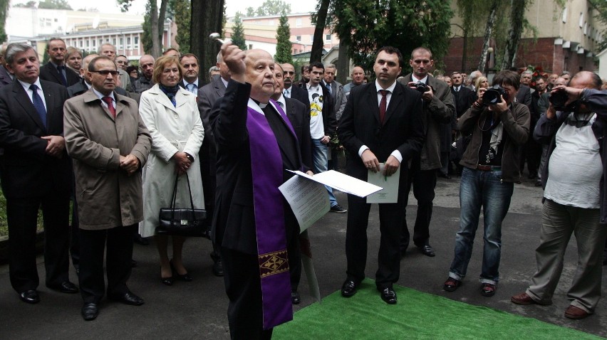 Na cmentarzu przy ul. Białej odsłonięto tablicę pamięci posła Edwarda Wojtasa, który zginął pod Smoleńskiem (ZDJĘCIA)