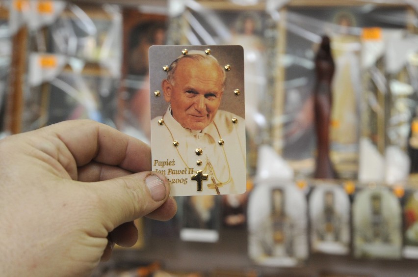 Absurdalne pamiątki beatyfikacji Jana Pawła II