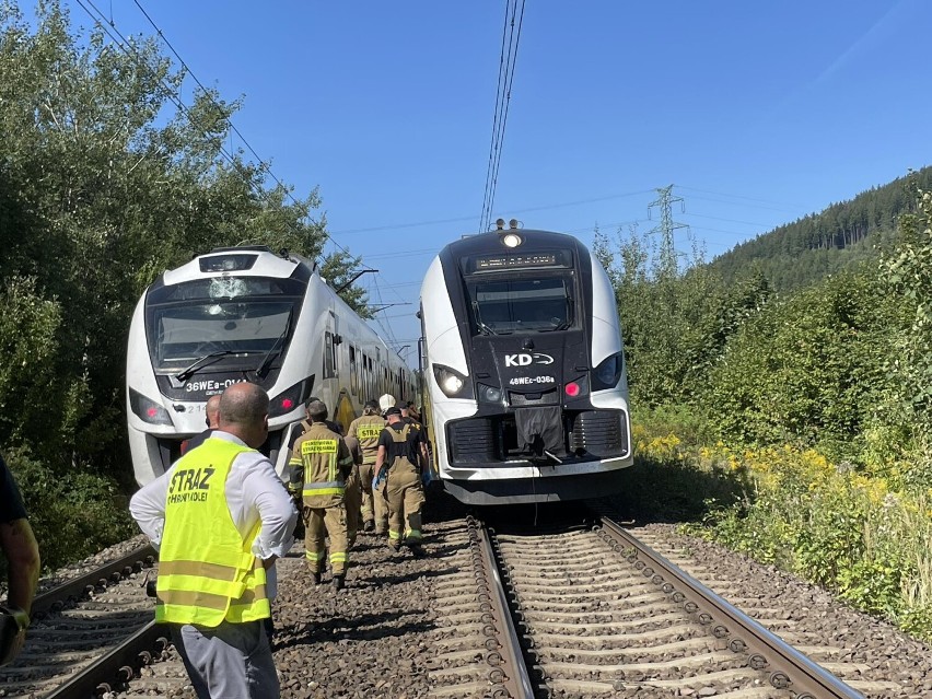Linia kolejowa Jelenia Góra - Wrocław: Zerwana sieć trakcyjna, ewakuacja pasażerów pociągu w Boguszowie-Gorcach AKTUALIZACJA